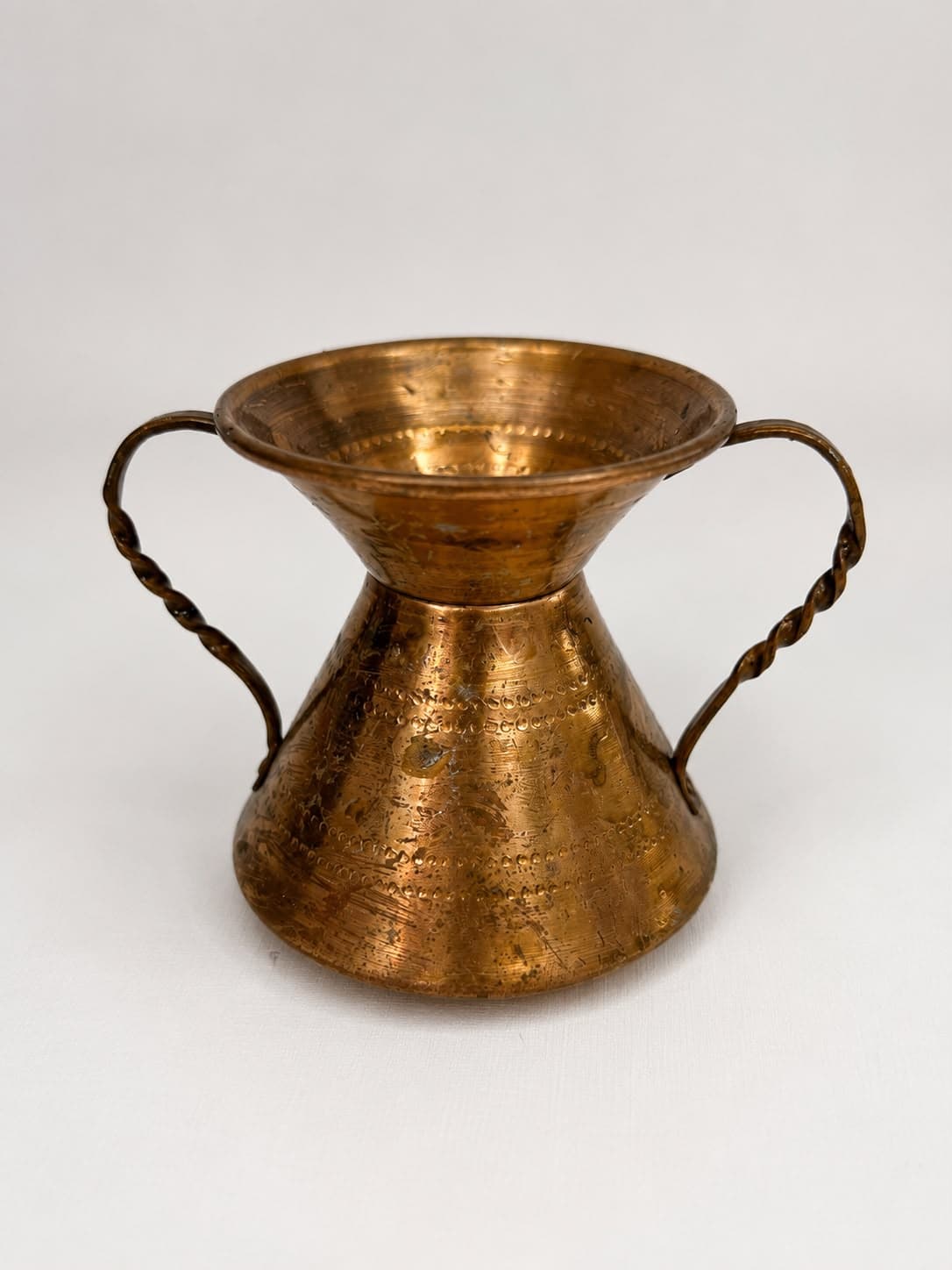 Antiga ânfora decoratica possivelmente em bronze
